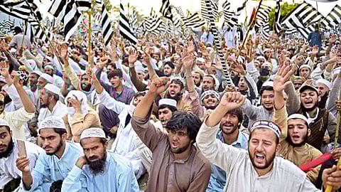 इम्रान खान सरकारच्या विरोधात ‘जमियत उलेमा ए इस्लामी’ पक्षाने काढलेला ‘आझादी मोर्चा’.