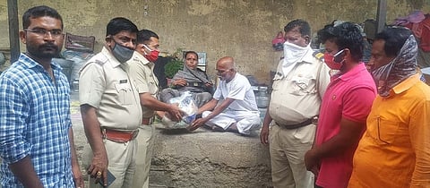 भूम : कष्टकरी, मजुरांना अन्नधान्याचे वाटप करताना रामेश्वर खनाळ, मंगेश साळवे, आकाश उंदरे आदी.