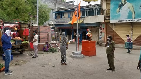 बदनापूर : दुकानांसमोर ग्राहकांसाठी मार्किंग केल्यानंतर उभे राहण्याबाबतचे प्रात्यक्षिक करून दाखविताना.