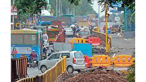 मोरवाडी चौक - बीआरटी मार्गात करण्यात आलेले मेट्रोचे काम अर्धवट आहे. त्यामुळे होत असलेली वाहतुकीची कोंडी.