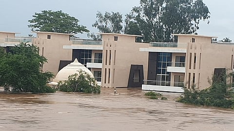 वालिवली पुलाजवळील बंगल्यांमध्ये शिरलेले पुराचे पाणी