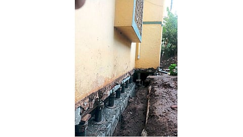 बी.टी.कवडे रस्ता - ताराचंद कॉलनीतील भारद्वाज बंगल्याला २५० जॅक लावून तो जमिनीपासून चार फूट वर उचलला आहे.