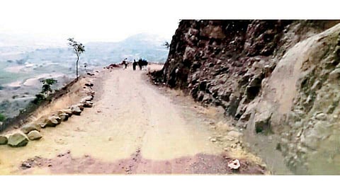 जांभुळणी - डोंगरमाथ्यावरील भोजलिंग देवस्थान मंदिराकडे जाणारा उताराचा मुरूम-मातीचा धोकादायक रस्ता.