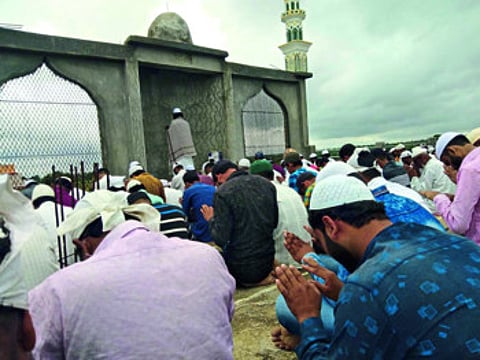 भूम ः ईदगाह मैदानावर रविवारी सामुदायिक नमाज अदा करताना मुस्लिम समाजबांधव.