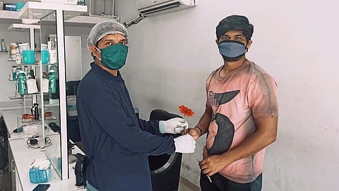 Video : भोसरीत सलूनमध्ये आलेल्या ग्राहकांचे असे केले स्वागत