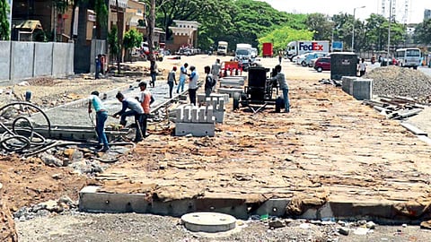 बोपोडी - रस्ता रुंदीकरणाचे सुरू असलेले काम.
