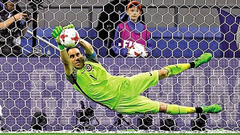 कझान - कॉन्फेडरेशन्स फुटबॉल स्पर्धेच्या उपांत्य फेरीत चिलीच्या विजयाचा शिल्पकार ठरलेला गोलरक्षक क्लाॅडिओ ब्राव्होने पोर्तुगालच्या क्वारेस्माची पेनल्टी किक शिताफीने अडवली.