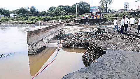 The torrential rains swept away the bridge in Digras