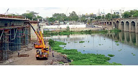 दापोडी पूल - हॅरिस पुलाला समांतर असणाऱ्या पुलाचे काम झोपडपट्टीच्या पुनर्वसनामुळे थांबले आहे.