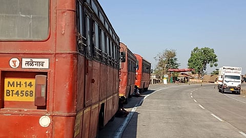 पेठ (नाशिक) - राजस्थानी मजुरांना घेऊन गेलेल्या तळेगाव आगाराच्या बसेस.