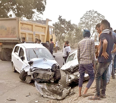 चांपा ः धडकेमुळे कारची अशी स्थिती झाली.