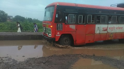 इंदापूरमध्ये रस्त्यांवर खड्डे