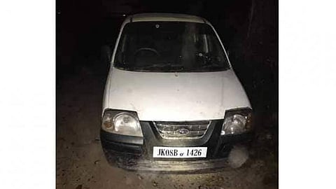 धक्कादायक! जम्मू काश्मिरच्या पुलवामामध्ये 20 किलो स्फोटके ठेवलेली कार आढळली
