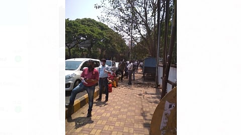 चिंचवड. पोलीस उपायुक्त कार्यालयाबाहेर पासेस घेण्यासाठी अत्त्यावश्यक सेवेत काम करणाऱ्या नागरिकांनी केलेली गर्दी.