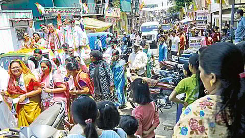 जनता वसाहत - पुणे लोकसभा मतदारसंघातील काँग्रेसचे उमेदवार मोहन जोशी यांच्या प्रचार रॅलीमध्ये सहभागी झालेले कार्यकर्ते.