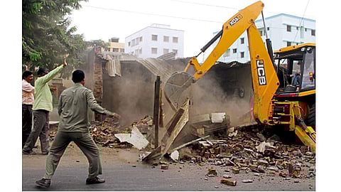 अनधिकृत बांधकामावर २४ तासांत हातोडा