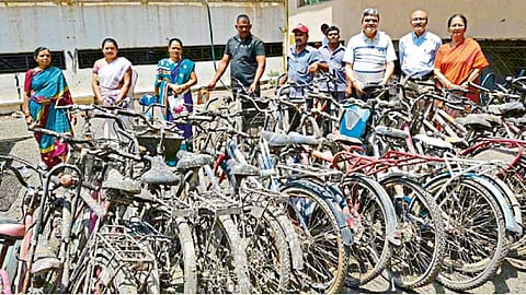 कोथरूड - स्वप्नशिल्प सोसायटीकडून परिवर्तन संस्थेला सायकली मोफत देताना सोसायटीचे पदाधिकारी.