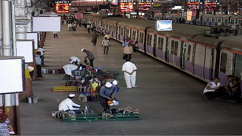 डबेवाल्यांच्या रेल्वे प्रवासाचा मार्ग मोकळा, लोकलनं प्रवास करता येणार