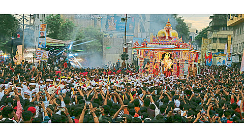 पुणे - लक्ष लक्ष दिव्यांनी उजळलेल्या ‘श्री विकटविनायक रथा’त स्वार झालेल्या सुवर्णयुग तरुण मंडळाच्या श्रीमंत दगडूशेठ हलवाई गणपतीचे टिळक चौकात आगमन होताच गणपती बाप्पा मोरयाऽऽच्या जयघोषाने आसमंत दणाणून गेला. या वेळी शेकडो गणेशभक्तांनी गणरायाला आपल्या मोबाईल