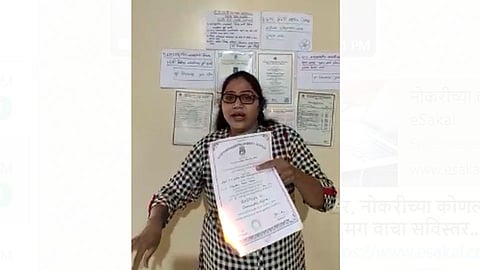 पुणे : नवनियुक्त शिक्षक, उमदेवारांनी घरात बसून जाळल्या 'पदव्या'