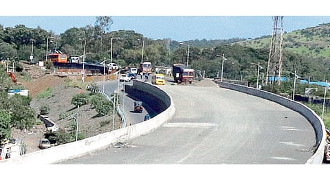 देहूरोड - रस्ते महामंडळाकडून सुरू असलेले उड्डाण पुलाचे काम.