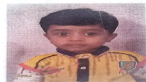 लहान मुलांवर लक्ष ठेवा, चार वर्षांच्या मुलाचा लिफ्टमध्ये अडकून गेला जीव