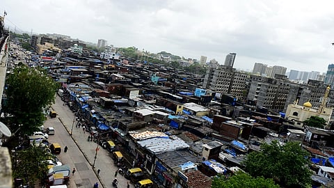 धारावी पुनर्विकास प्रकल्पासाठी रेल्वेची जमीन; राज्य सरकार केंद्राकडे पाठपुरावा करणार