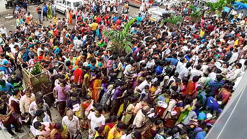 धान्य घेण्यासाठी नागरिकांची झालेली गर्दी