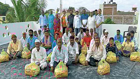 आपल्यातलाच मुलगा आभाळाएवढा मोठा झाल्याने माथाडी कामगार भारावून गेले