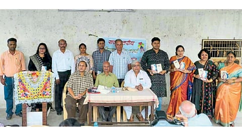 कल्याण - ‘अक्षररंग’ आणि ‘श्री कला मंडळा’च्या वतीने आयोजित दिवाळी अंक स्पर्धेतील विजेत्यांना पारितोषिक प्रदान करण्यात आले.