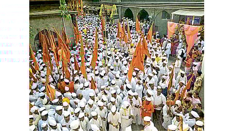 आळंदी - माउलींच्या पालखी सोहळ्याच्या प्रस्थान प्रसंगी मंगळवारी मंदिरात हाती भगव्या पताका घेऊन दाखल झालेल्या दिंड्या.