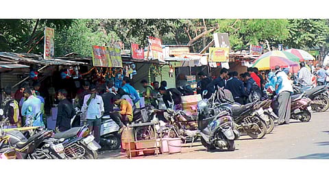 संत तुकारामनगर - टपऱ्यांनी व्यापलेला पदपथ आणि रस्ता.