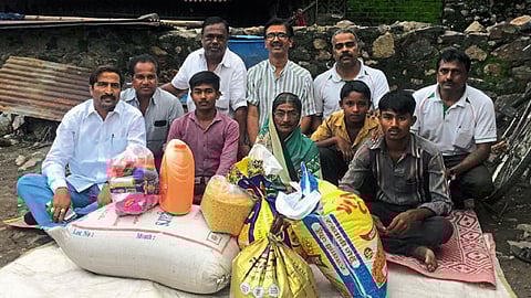 समदर्गा (ता. औसा) - येथील आत्महत्याग्रस्त शेतकरी शंकर गिराम यांच्या उघड्यावर आलेल्या मुलांना रेशन देण्यात आले. या वेळी मदत करणारे ऋषिकेश पाटील, सचिन मिटकरी, वैजिनाथ इळेकर, प्रा. युवराज हालकुडे व गिराम कुटुंब.