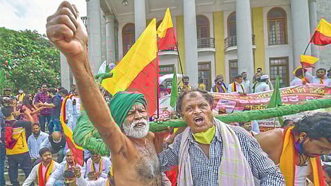 बंगळूर ः शेती सुधारणा कायद्यांच्या विरोधात विविध शेतकरी संघटनांची निदर्शने.