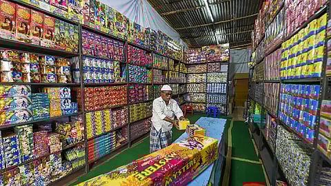 लॉकडाऊनमुळे फटाका मार्केटवर परिणाम, सुमारे एक हजार कामगारांच्या रोजगारावर गदा