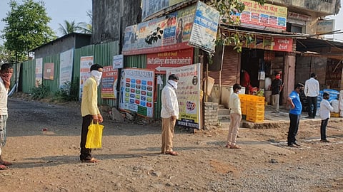 मुळशीच्या पूर्व पट्ट्यातील काही दुकाने सुरु; ग्राहकांच्या रांगा, पण...