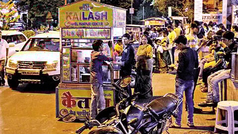 संभाजी चौक, प्राधिकरण - पदपथांवरील अतिक्रमण.