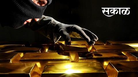 Four thief run away while trying to to rob Gold after listening Voice of siren