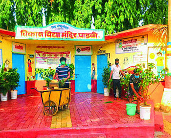 क्वारंटाईन झालेल्या माजी विद्यार्थ्यांनी पाडळीतील शाळेची केली स्वच्छता