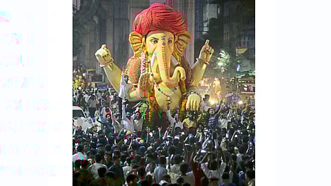 आमदार प्रकाश गजभिये यांच्या एकता गणेश मंडळातर्फे यंदा गणरायाला महात्मा फुले यांची पगडी परिधान करण्यात आली. हिल टॉप येथे १५१ फूट उंचीच्या राष्ट्रपती भवनाची प्रतिकृती असलेल्या शामियानात ही मूर्ती स्थापन केली जाणार आहे. चितारओळीतून वाजतगाजत गणरायाला नेताना क