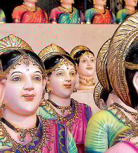 Crowds in the markets for the decoration of Gaur Ganpati