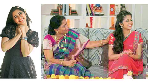 गायत्री दातार आई सविता यांच्यासमवेत.