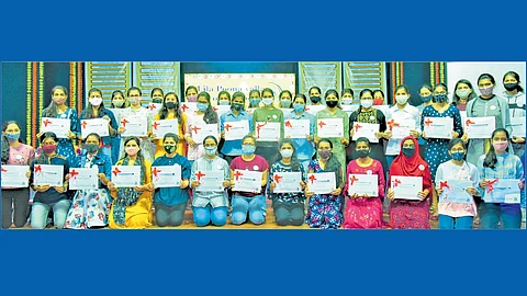 पुणे - अभियांत्रिकी, फार्मसी आणि नर्सिंगमध्ये पदवीचे शिक्षण घेणाऱ्या विद्यार्थिनींना लीला पूनावाला फाउंडेशनने नुकतीच शिष्यवृत्ती प्रदान केली.