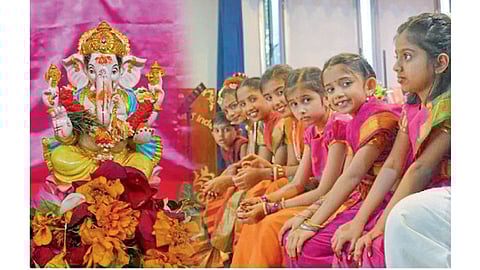 गणपतीची आरती गाण्यासाठी नटूनथटून आलेल्या मराठमोळ्या बालिका.