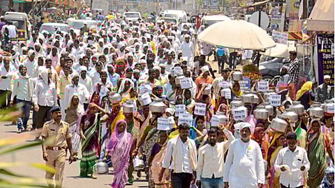 औरंगाबाद - जिल्हाधिकारी कार्यालयावर सोमवारी अन्नदाता शेतकरी संघटनेच्या नेतृत्वाखालील हंडा मोर्चात सहभागी झालेले शेतकरी, मजूर व महिला.