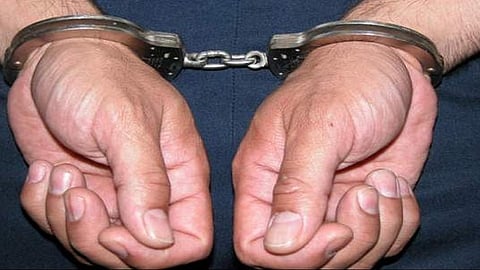 विमानाच्या शौचालयातील टिश्यू पेपरखाली लपवलं होतं लाखोंचं सोनं, अधिकारी निघालेत वरचढ आणि हातात पडल्यात बेड्या