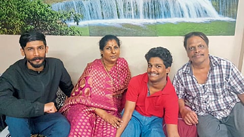 हिमांशूसमवेत त्याचा भाऊ ऋषिकेश, आई आणि बाबा.