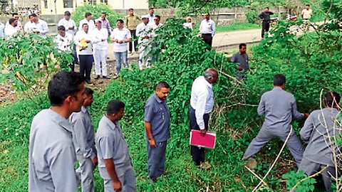 माण, गवारेवाडी - स्मशानभूमीसाठी राखीव असलेल्या जागेचे मोजमाप करताना ग्रामपंचायत कर्मचारी, पदाधिकारी, एमआयडीसीचे अधिकारी.