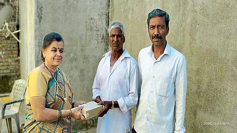 कदमांचा प्रामाणिकपणा; बॅंक ऑफ महाराष्ट्रात सापडलेले सोन्याचे दागिने, पैसे केले परत