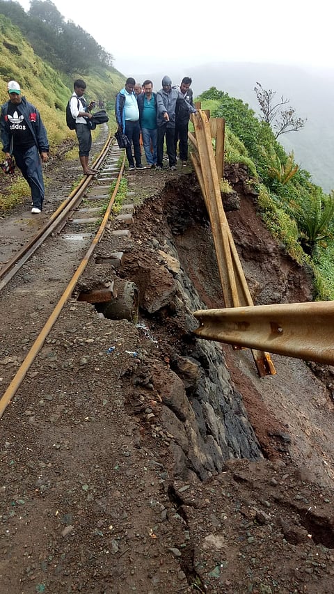 माथेरानच्या मिनी ट्रेन रूळांचे मुसळधार पावसामुळे नुकसान झाले आहे.